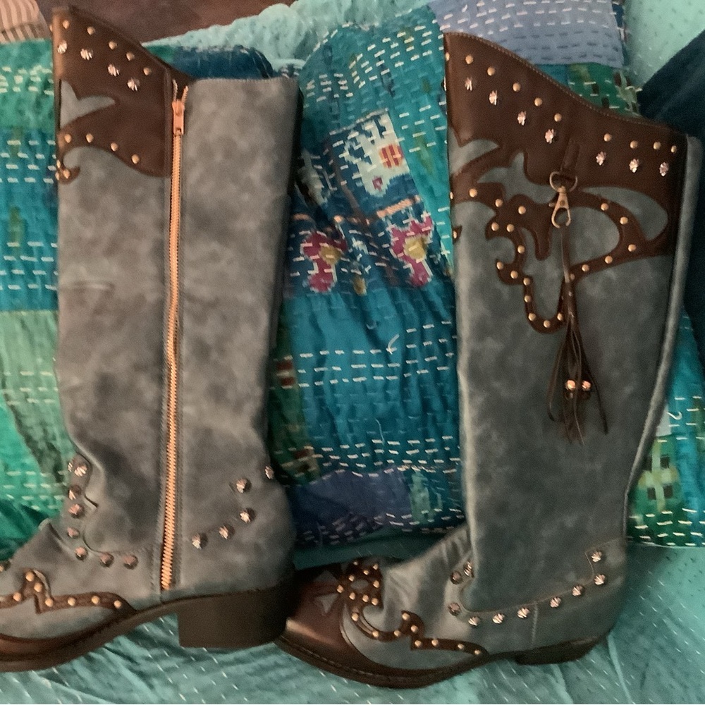 CLEARANCE

Deep teal, bronze trim and studs size EU40, US 9.5 UK 6.5